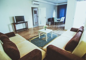 Spacious 2 bedroom apartment with big kitchen and mountain view