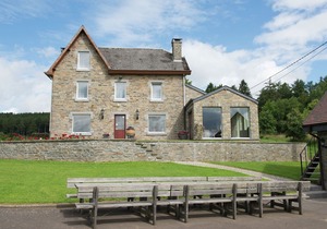 Spacious and well cared-for house with a panoramic view, sauna and a summer pool