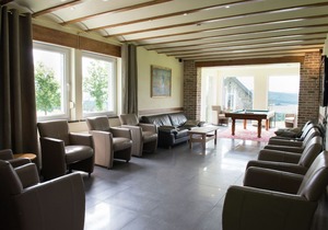 Spacious and well cared-for house with a panoramic view, sauna and a summer pool