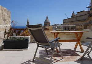 Spacious Apartment- historical character- fascinating views over old town & sea