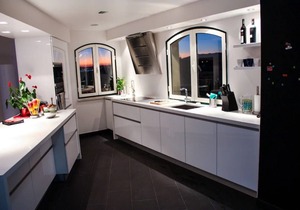Spacious luxury apartment with 180° ocean view, pool, seafront beach