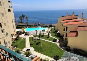 Spacious luxury apartment with 180° ocean view, pool, seafront beach