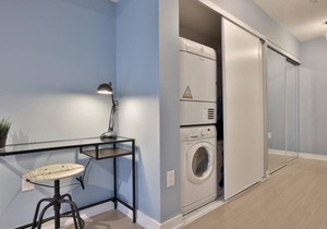 Spacious modern condo living in heart of Toronto!