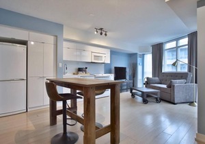 Spacious modern condo living in heart of Toronto!