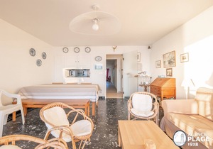 Spacious Seafront Apartment with Balcony, Near Beach and Shops