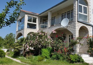 Spacious Villa in Neoric with Pool