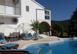 Spacious Villa in Neoric with Pool