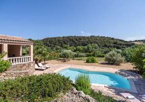Spacious Villa in Roquebrun with Swimming Pool