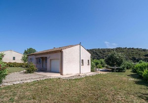 Spacious Villa in Roquebrun with Swimming Pool