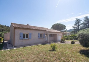 Spacious Villa in Roquebrun with Swimming Pool