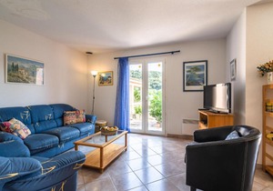 Spacious Villa in Roquebrun with Swimming Pool