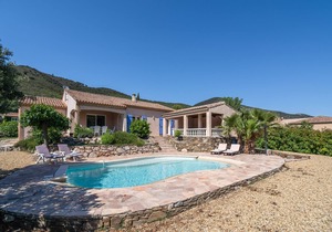 Spacious Villa in Roquebrun with Swimming Pool