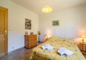 Spacious Villa in Roquebrun with Swimming Pool