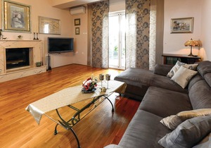 Spend a dream vacation in this exceptionally beautiful vacation home with a beautifully landscaped g