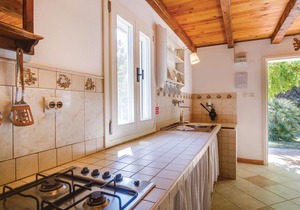 Spend a relaxing holiday in this holiday home on the island of Mali Loinj.