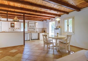 Spend a relaxing holiday in this holiday home on the island of Mali Loinj.