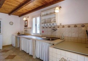 Spend a relaxing holiday in this holiday home on the island of Mali Loinj.