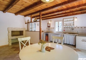 Spend a relaxing holiday in this holiday home on the island of Mali Loinj.