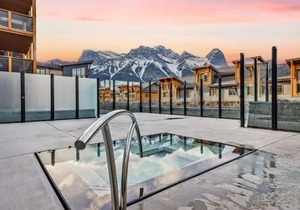 Spring Creek Luxury King One Bedroom at White Spruce Lodge