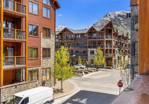 Spring Creek Luxury King One Bedroom at White Spruce Lodge
