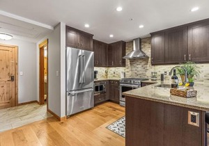 Spring Creek Luxury King One Bedroom at White Spruce Lodge