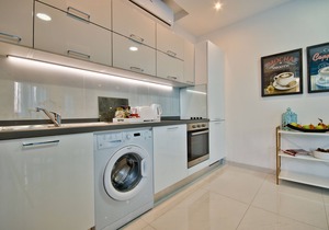 Stanislaus apartment 2 with communal pool near the sea and marina in Msida