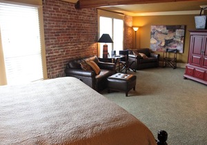 Stay & Play Winery Loft #3 in Historic Downtown Carlton
