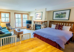 Studio bedroom apartment in village centre, ski in/out