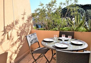Studio Cabine avec Terrasse et Parking - Proche Centre et Plages à Cavalaire-sur-Mer - FR-1-226B-31