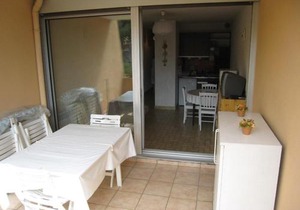 Studio climatisé avec coin nuit et terrasse plein Sud, 10 m², parking inclus - FR-1-100-194