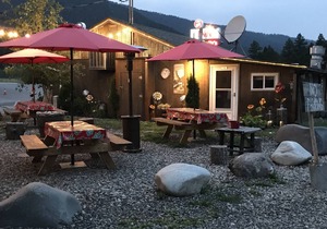 Studio with a kitchenette and a queen bed sleeps 2. 22 miles from ski resorts.