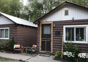 Studio with a kitchenette and a queen bed sleeps 2. 22 miles from ski resorts.
