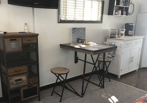Studio with a kitchenette and a queen bed sleeps 2. 22 miles from ski resorts.