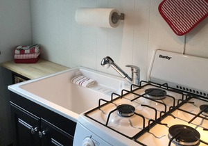 Studio with a kitchenette and a queen bed sleeps 2. 22 miles from ski resorts.
