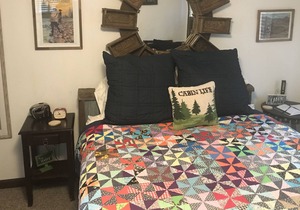 Studio with a kitchenette and a queen bed sleeps 2. 22 miles from ski resorts.