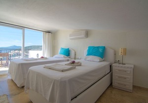 Stunning 6 Bedroom Luxury Villa with Large Infinity Pool & Splendid Sea Views