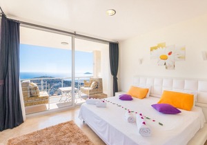 Stunning 6 Bedroom Luxury Villa with Large Infinity Pool & Splendid Sea Views