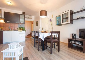 Stunning home in Klimno with kitchen