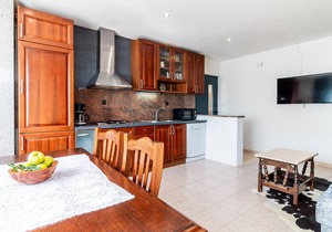 Stunning home in Lokvicici with jacuzzi