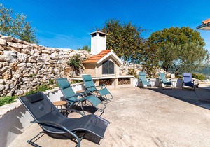 Stunning home in Lokvicici with jacuzzi