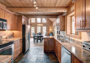 Stunning Log Chalet - Private Hot Tub, Pool Table, Fireplace