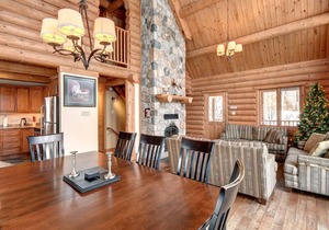 Stunning Log Chalet - Private Hot Tub, Pool Table, Fireplace