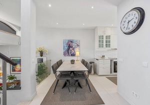 Stunning Windmill Hill apt B15 with panoramic sea views close to beach and town