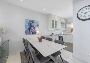 Stunning Windmill Hill apt B15 with panoramic sea views close to beach and town