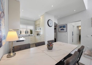 Stunning Windmill Hill apt B15 with panoramic sea views close to beach and town