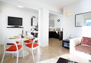 Stylish Lake View Garden Apartment in Laglio with pool by Italian Apartments.