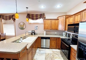 SullivanStone #32 - Golf - Ski - Hike - Chill - Private Hot Tub - Sleeps 8.