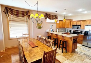 SullivanStone #32 - Golf - Ski - Hike - Chill - Private Hot Tub - Sleeps 8.