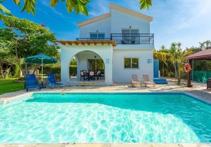 Sun Beach Villa Tria: Large Private Pool, Walk to Beach, A/C, WiFi