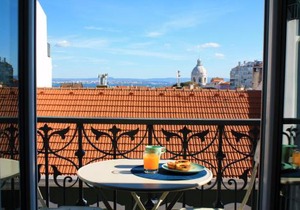 Sunny 3BDR Apartment in Graça by LovelyStay